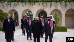 Una foto proporcionada por el Palacio Real de Jordania el 11 de abril de 2021 aparecen el rey Abdalá II (frente derecha) y el príncipe Hassan (segunda fila derecha) y otros miembros de la familia real.