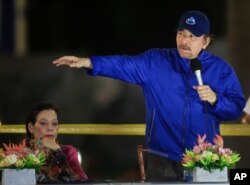 Le président du Nicaragua Daniel Ortega prend la parole à côté de la première dame et vice-présidente Rosario Murillo lors d'une cérémonie à Managua, au Nicaragua, le 21 mars 2019.