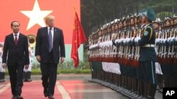 Tổng Thống Mỹ Donald Trump (phải) và Chủ tịch Việt Nam Trần Đại Quang tại Hà Nội, ngày 12/11/2017.