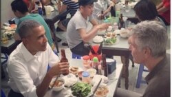 Tổng thống Barack Obama ăn bún chả Hà Nội cùng đầu bếp nổi tiếng trên truyền hình Hoa Kỳ Anthony Bourdain. Ảnh chụp màn hình trang Instagram Anthony Bourdain. 