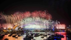 Pesta kembang api di atas Sydney Opera House dan Harbour Bridge selama perayaan Malam Tahun Baru 2025 di Sydney, Australia. (AP)&nbsp;