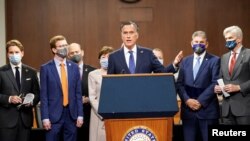 El senador Mitt Romney, republicano de Utah, habla mientras miembros de ambos partidos del Senado y la Cámara, anuncian propuesta de nuevo paquete de alivio económico.