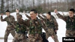中国人民解放军士兵在中国黑龙江军事基地训练
