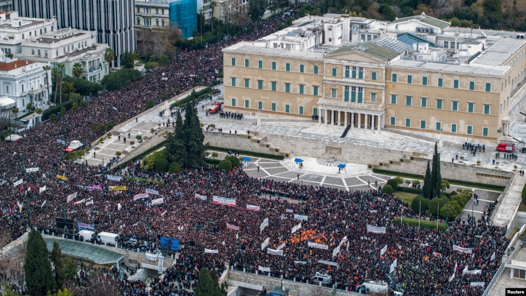 Başkent Atina’nın merkezinde parlamentonun önündeki Sintagma meydanında on binlerce kişi toplandı. 