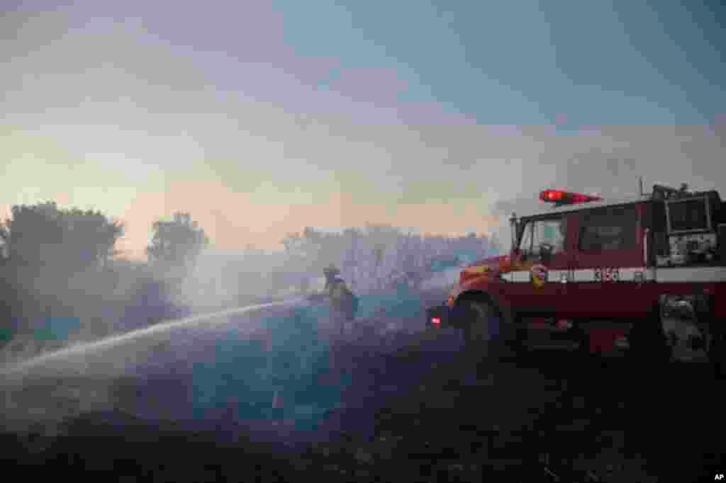 Además de abandonar sus hogares para escapar del fuego, residentes de las zonas impactadas también están lidiando con cortes de electricidad masivos.