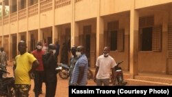 Mali kalafiliw kunkankow
Dankarili minnu bɛ kalata kalolabɔ bonya lamini na. O ɲɛnajɛ lamɔgɔw bɛ o jaabi.