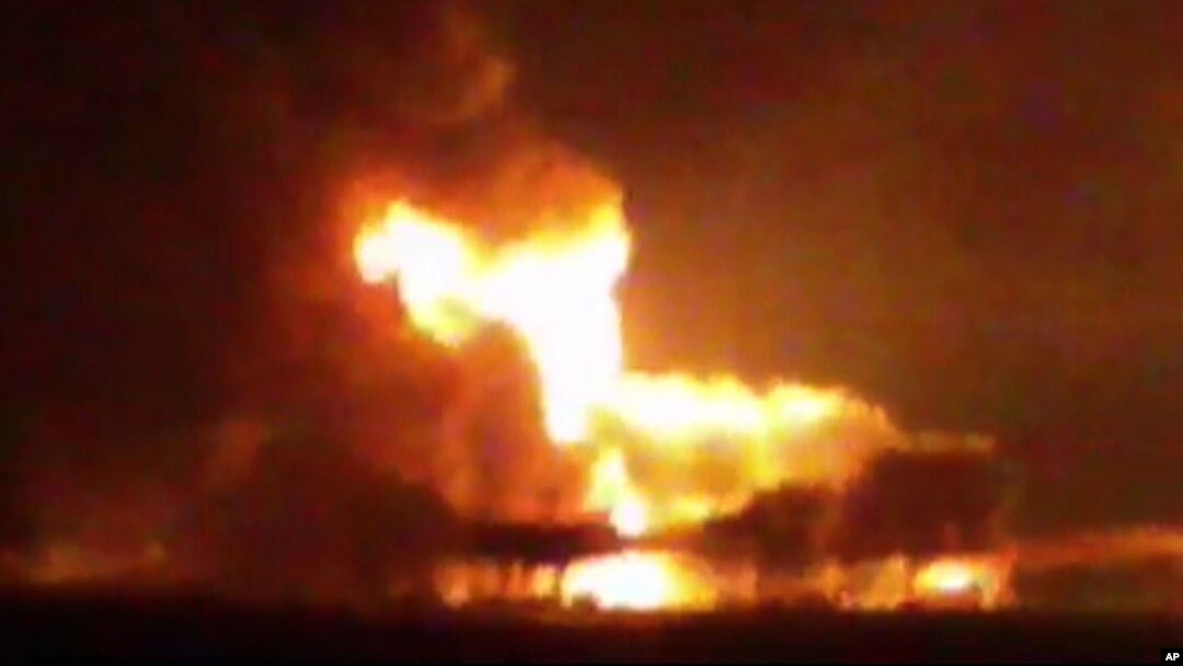 A video image from news station Noticias Ciudad del Carmen shows a fire burning at an oil platform in the Gulf of Mexico along the Mexican coast before sunrise, April 1, 2015.