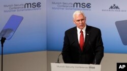 Wapres AS Mike Pence menyampaikan pidato pada Konferensi Keamanan di Munich, Jerman, 18 Februari 2017. (AP Photo/Matthias Schrader)