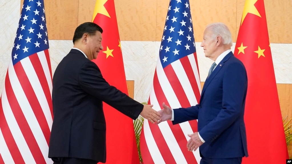 2022年11月14日美国总统拜登(右)与中国国家主席习近平在印度尼西亚G20峰会期间会晤