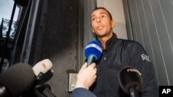 Mohamed Abdeslam s’adresse aux médias à sa maison dans le quartier Molenbeek à Bruxelles, 16 novembre 2015. 