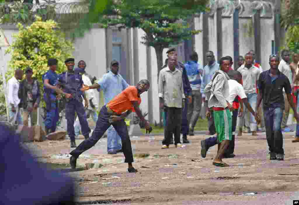 Wafuasi wa kiongozi wa upinzani wa Congo Etienne Tshiusekedi wakiwatupia mawe polisi wa kupambana na ghasia nje ya makao makuu ya kiongozi wao mjini Kinshasa