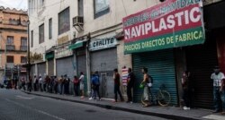 Otra vista de grupos de personas en la Ciudad de México en mayo de 2020, algunos manteniendo la distancia social.