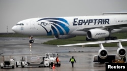 Un avion d’EgyptAir sur le tarmac de l’aéroport Charles de Gaulle à Paris, 19 mai 2016.