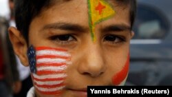 Suruç'ta Kobani'ye geçecek Peşmerge güçlerini beklerken yüzünü Amerikan ve Kürt bayraklarıyla boyayan bir çocuk