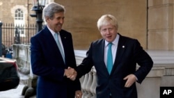 ARSIP - Menlu Inggris, Boris Johnson (kiri) dan Menlu AS, John Kerry, dalam sebuah konferensi pers bersama setelah rapat terkait situasi di Suriah (16/10). Lancaster House, London, Inggris. (foto: REUTERS/Justin Tallis)