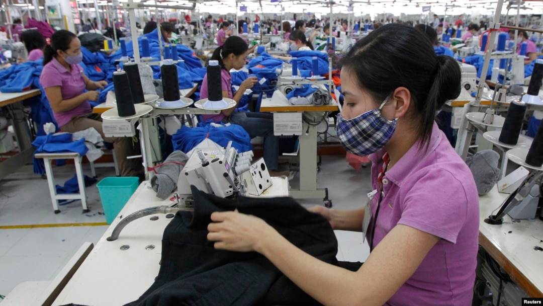 Công nhân làm việc trong xưởng may ở ngoại ô Hà Nội, ngày 19/10/2015. 