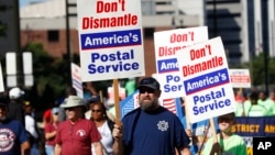 2일 미국 디트로이트에서 열린 '노동절' 퍼레이드에 우편노조 회원들이 참가했다.