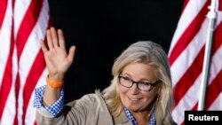 Politisi asal Partai Republik Liz Cheney menyapa pendukungnya dalam malam pesta pemilu di Jackson, Wyoming, pada 16 Agustus 2022. (Foto: Reuters/David Stubbs)