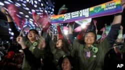 台湾民进党支持者庆祝大选胜利。（美联社2024年1月13日）