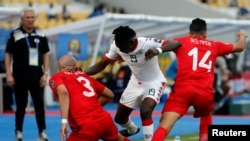 Aymen Abdennour de la Tunisie, à gauche, et son co-équipier Mohamed Ben Amor, défendent le ballon contre une attaque du Burkinabè Bertrand Traoré, au centre, lors des quarts de finales de la Coupe d'Afrique des Nations au Stade de l'Amitié - Libreville, Gabon, 28 janvier 2017.