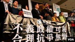 香港民主党两名立法会议员林卓廷及尹兆坚被控妨碍立法会人员执行职务及普通袭击罪，在法院提堂。 (美国之音汤惠芸)