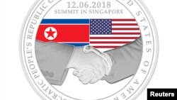 Salah satu dari tiga desain medali yang diluncurkan oleh Singapore Mint untuk memperingati pertemuan Presiden AS Donald Trump dengan pemimpin Korea Utara Kim Jong-un dalam foto yang dirilis Singapore Mint, 5 Juni 2018. (Foto: Singapore Mint via Reuters)