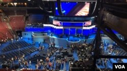 Persiapan Konvensi Nasional Partai Demokrat di Wells Fargo Center, Philadelphia (24/5). (VOA/Yoni Puspadi)