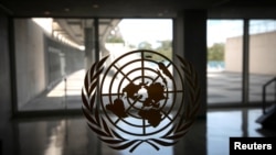 Logo Perserikatan Bangsa-Bangsa di lorong yang tampak sepi dalam pelaksanaan Sidang Umum PBB ke-75 yang kebanyakan digelar secara virtual, di tengah pandemi COVID-19, 22 September 2020.