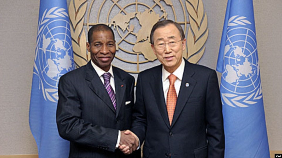 Duta Besar Pantai Gading untuk PBB, Youssoufou Bamba (kiri) berjabat tangan dengan Sekjen PBB Ban Ki-moon di markas besar PBB di New York.