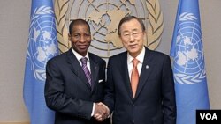 Duta Besar Pantai Gading untuk PBB, Youssoufou Bamba (kiri) berjabat tangan dengan Sekjen PBB Ban Ki-moon di markas besar PBB di New York.