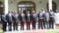 Primeiro-ministro Alberto Vaquina e presidente Armando Guebuza, com os novos membros do governo empossados a 9 de Outubro de 2012 (Foto SAPO)