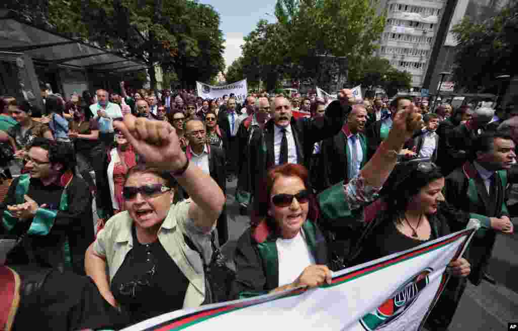 Thousands of Turkish lawyers shout slogans as they march in support of anti-government protests in Ankara, Turkey, June 12, 2013. 