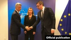 Predsednik Srbije Aleksandar Vučić i predsednik Kosova Hašim Tači sa visokom predstavnicom Eu Federikom Mogerini u Briselu, u martu ove godine 