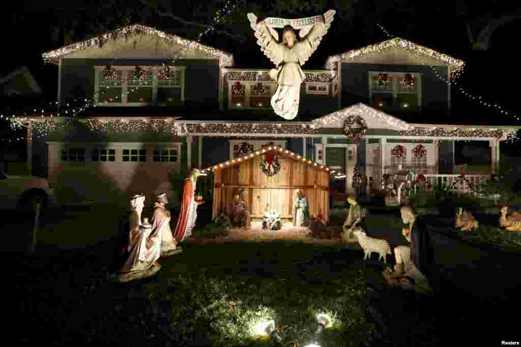 En muchos vecindarios de Los &#193;ngeles, los propietarios compiten por las exhibiciones de luces navide&#241;as m&#225;s lujosas y creativas. Sleepy Hollow de Torrance es uno de esos vecindarios donde cada hogar supera al siguiente. [Reuters] 