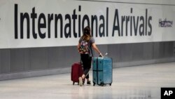 Una pasajera llega de un vuelo a la Terminal 5 del aeropuerto de Heathrow en Londres, el 2 de agosto de 2021.