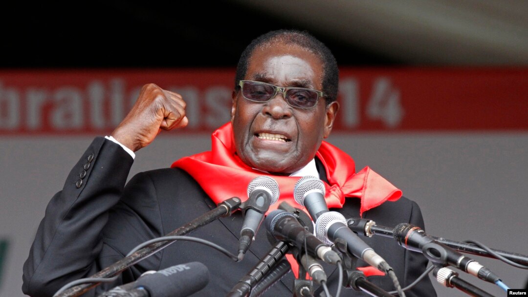 Prezida wa Zimbabwe,Robert Mugabe, ariko arashikiriza ijambo mu birori vy'uguhimbaza imyaka mirongo icenda yiwe y'amavuko
