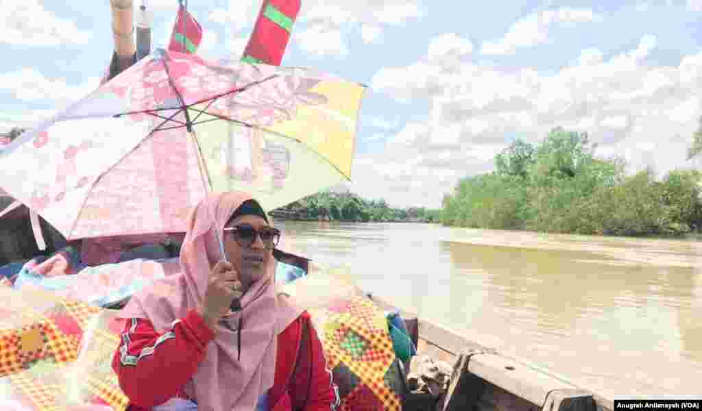 Maria Karsia, Caleg DPR-RI Dapil 2 Aceh dari PDI-Perjuangan saat melakukan blusukan ke Desa Kuala Penaga, Kabupaten Aceh Tamiang, Aceh, Desember 2018.(Foto: Anugrah Ardiansyah/VOA)