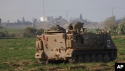 دو سرباز اسرائیلی بر روی یک خودروی ارتش