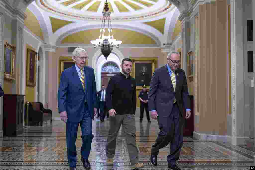 Presiden Ukraina Volodymyr Zelenskyy (tengah), berjalan dengan Pemimpin Minoritas Senat Mitch McConnell (kiri), dan Pemimpin Mayoritas Senat Chuck Schumer di gedung Capitol di Washington DC.