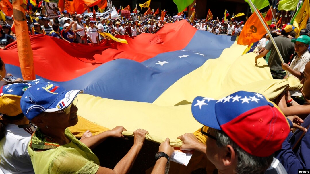 Pendukung oposisi kibarkan bendera national dal am demo menentang pemerintah Presiden Venezuela Nicolas Maduro
