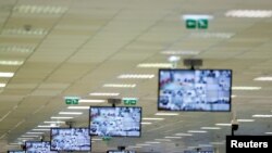 Sejumlah layar terpasang di pengadilan dengan kemananan tingkat tinggi di Lamezia Terme, Italia, pada 13 Januari 2021, menjelang persidangan terhadap para terduga anggota mafia ‘ndrangheta. (Foto: Reuters/Yara Nardi)