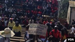 Izisebenzi ezihambe emkhosini wokunanza usuku lwezisebenzi olwe Workers' Day ngoLwesibili.