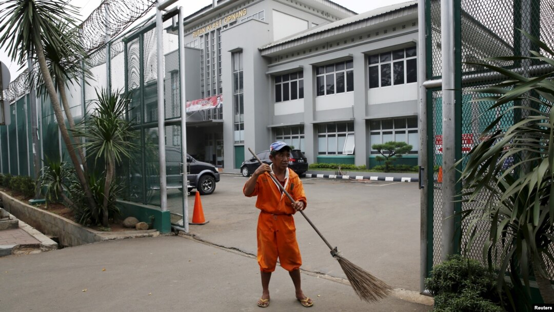 Seoang pekerja menyapu gerbang penjara Cipinang di Jakarta, 17 Januari 2016