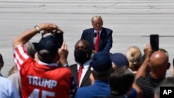 Presiden Donald Trump memberikan sambutan saat berada di bandara Burke Lakefront di Cleveland, Ohio, 6 Agustus 2020. (AP Photo/Susan Walsh)