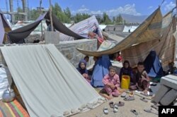 Afganistanske porodice koje su raseljene zbog borbi između talibana i afganistanskih snaga nalaze se u privremenom skloništu na tržnici u Mihtarlamu, glavnom gradu provincije Laghman.