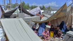 صوبے لغمان کے دارالحکومت مہترلام میں ایک عارضی خیمہ بستی میں کئی خاندان پناہ لیے ہوئے ہیں، تصویر اے ایف پی۔ مئی 26