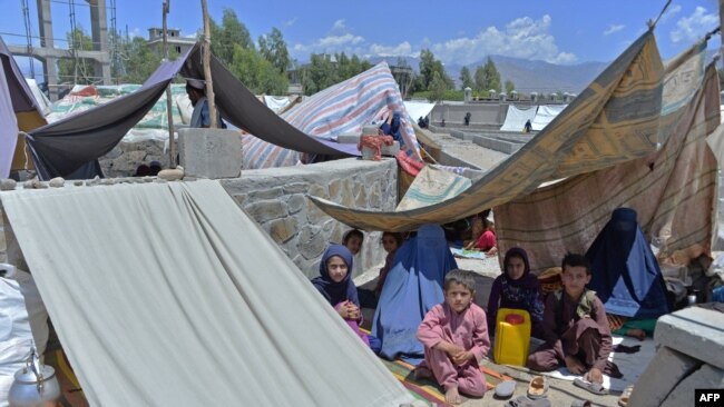 صوبے لغمان کے دارالحکومت مہترلام میں ایک عارضی خیمہ بستی میں کئی خاندان پناہ لیے ہوئے ہیں، تصویر اے ایف پی۔ مئی 26