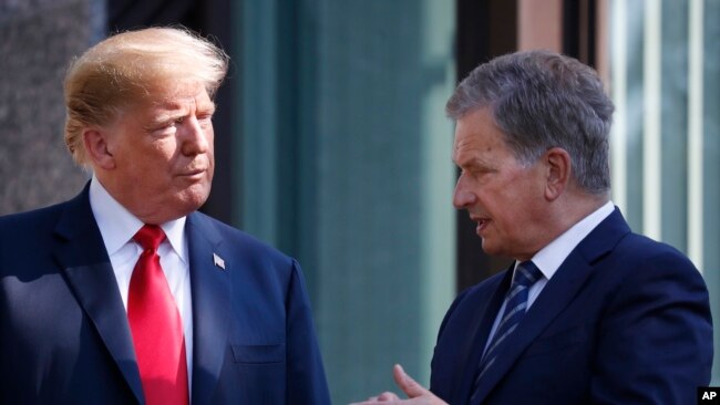 美国总统特朗普(左)在芬兰首都赫尔辛基与芬兰总统尼尼斯托举行会谈（2018年7月16日）。