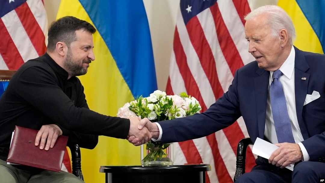 Джо Байден и Владимир Зеленский во время встречи в Париже. 7 июня 2024
