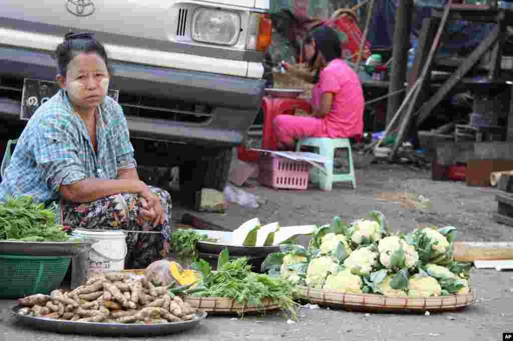 A woman sells vegtables in a Rangoon market. (VOA-D.Schearf)